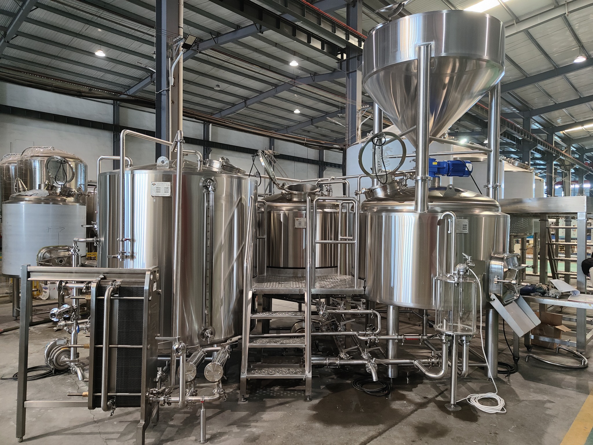 What beer brewing equipment is usually included in the brewhouse in a brewery?